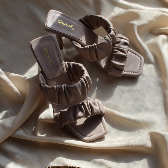 🚨FEW PAIRS LEFT// Double Ruched Birch Sandal - Picture 3 of 3